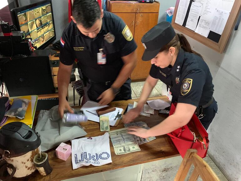 Los uniformados verificaron que la cartera no contuviese explosivos. Luego labraron actas y reportaron el hecho en las redes sociales.