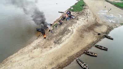 Desde la semana pasada un grupo de personas acampa ilegalmente en la Isla San Francisco e impide continuar con los trabajos de refulado. Afirman que no se moverán de allí hasta que el grupo Vimérica les indemnice con el monto que solicitan.