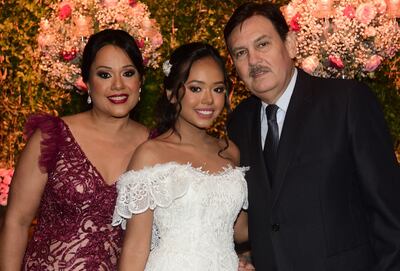 La joven en compañía de sus padres Alba Duarte de Lauro y Eliseo Lauro.