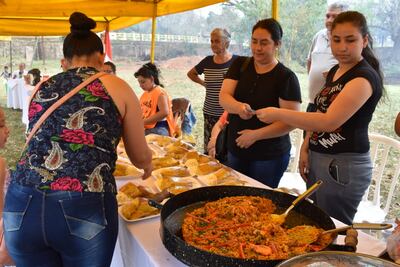 Una treintena de stands de comida ofrecieron sus productos.