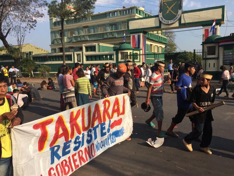 Protesta de indígenas sobre la avenida Artigas.
