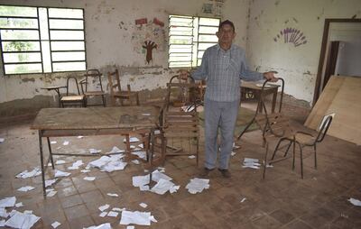 Isacio Velázquez, cuidador de la escuela y padre de familia, exhibe las viejas sillas, tan inservibles como la mesa. Las paredes del aula, que tiene 18 años, también están en estado lamentable.