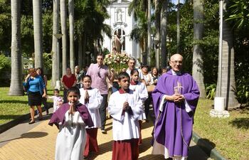 el-sacerdote-mario-sosa-encabezo-la-procesion-que-se-inicio-en-la-historica-torre-del-colegio-san-jose--212020000000-1565267.jpg