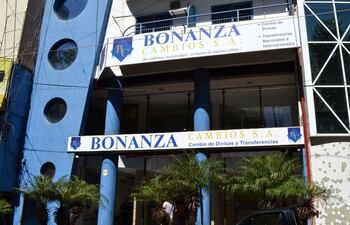 la-casa-matriz-de-bonanza-cambios-se-encuentra-en-el-centro-de-ciudad-del-este-y-posee-7-agencias-y-sucursales--201232000000-1452240.jpg