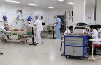 Los médicos terapistas hacen una especialización de cinco años y reciben un título universitario.