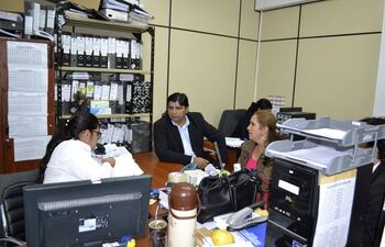 el-concejal-de-san-antonio-ramon-palacios-prf-comparecio-ayer-ante-el-ministerio-publico-con-su-abogada-laura-rodas-der-pero-no-declaro--235332000000-1577160.jpg