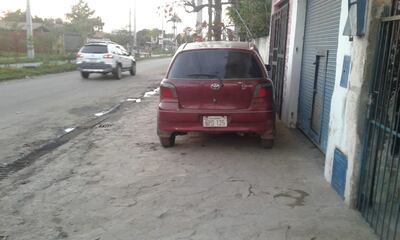 Vehículo estacionado sobre la vereda, en la avenida Ramos Alfaro, de Mariano Roque Alonso.