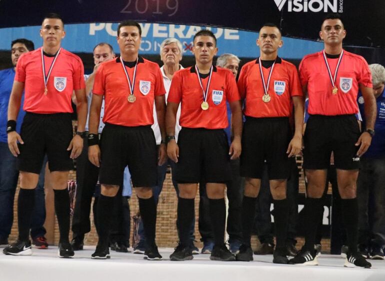 Los árbitros durante la ceremonia de premiación.