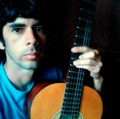 El joven Higinio Morales trabaja como albañil, pero también toca la guitarra y tiene sus propias canciones.
