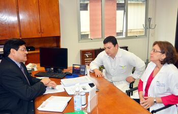 pizurno-izq-conversa-con-sus-colegas-richard-lezcano-y-gloria-britez-vicedirectores-de-clinicas--193423000000-1387402.jpg