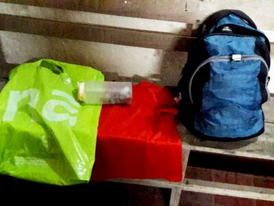 La bolsa de color verde que llevaba Iván Duarte, con algunas pertenencias de la docente, al dejar el edificio.