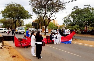 En Clínicas seguirán en huelga hasta que se anule el llamado externo para contratar personal.