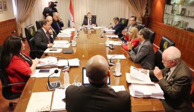 El ministro Antonio Fretes y la ministra Gladys Bareiro no participaron en la sesión de ayer. El primero tiene reposo y la segunda está de viaje en el exterior.