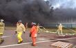 Bomberos combaten las llamas que siguen con importante intensidad consumiendo todo dentro del depósito de una fábrica de jeringas.