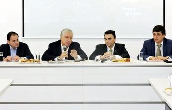 ruben-ramirez-lezcano-carlos-jorge-biedermann-carlos-pereira-stp-e-ivan-ojeda-dgeec-ayer-en-la-reunion-del-gremio-de-la-cap--213237000000-1812793.jpg
