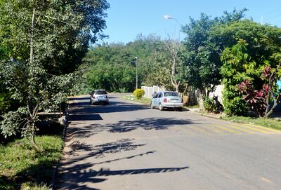 Vehículos transitan  por la calle Curupayty con una pronunciada pendiente para llegar a un corta arteria que sale a la calle Mariscal López.