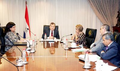 De izq. a der., los ministros Carolina Llanes, Eugenio Jiménez, Gladys Bareiro, Antonio Fretes y Manuel Ramírez Candia, en la sesión extraordinaria de ayer.