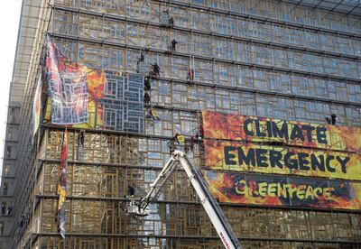 Pancarta de Greenpeace desplegada hoy.