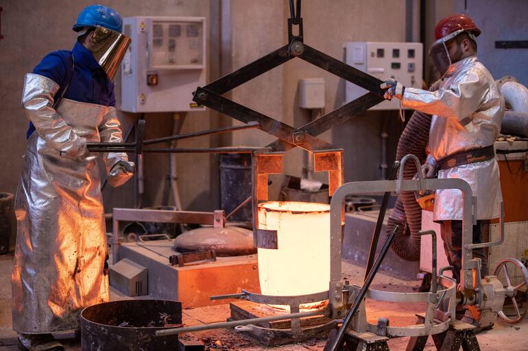 En una fundición de metales se producen las estatuillas de osos de la Berlinale.