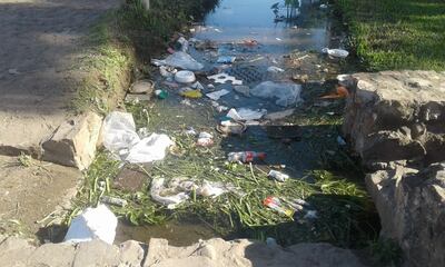 Desagüe con basuras en el Mariano.