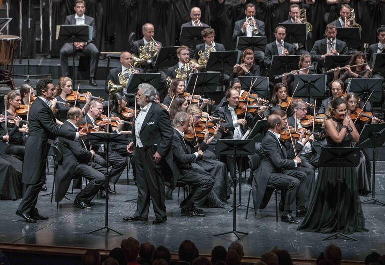 El cantante fue ovacionado de pie por el público de Salzburgo. Su actuación en la ópera "Luisa MIller", fue definida como "fascinante" por los asistentes.