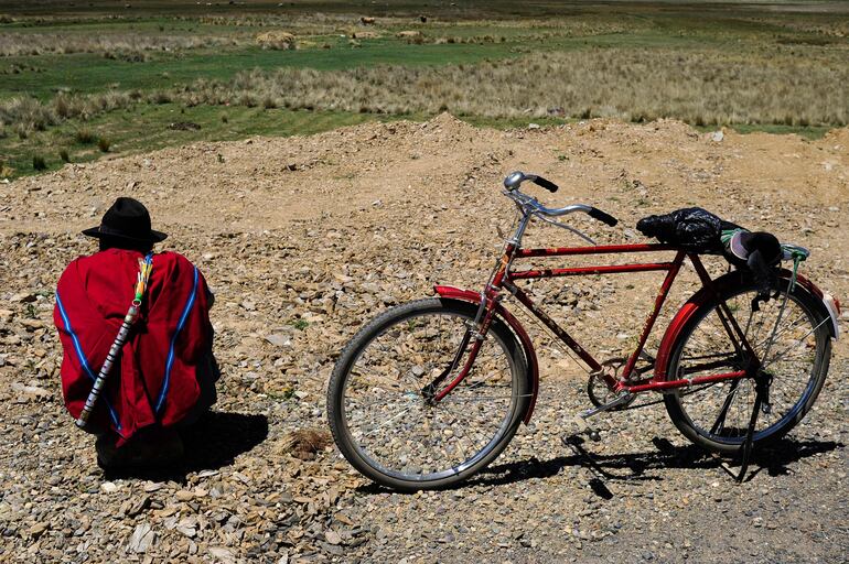 Un miembro de los Ponchos Rojos descansa junto a su bicicleta luego de participar de un desfile para conmemorar el nacimiento del político y militar peruano-boliviano Andrés de Santa Cruz y Calahumana.