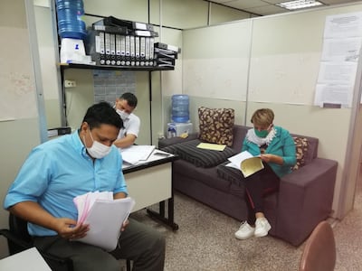 Los funcionarios de turno de Central revisan los escritos presentados este fin de semana.