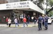 Ayer, un grupo de personas que no sabía del cambio de horario llegó frente al Ministerio de Trabajo a las 7:00.