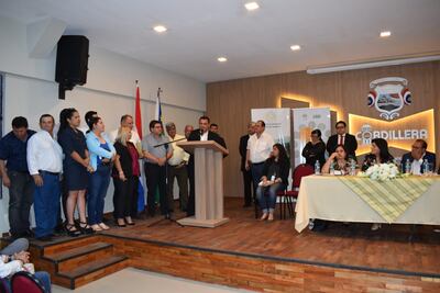 Los intendentes molestos pasaron al escenario a defender sus gestiones.