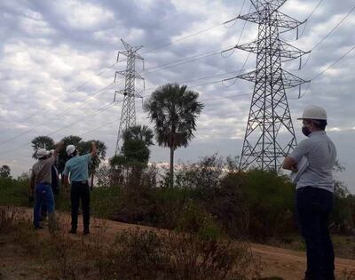 Trabajos para el tendido de los nuevos conductores de la línea de transmisión en 220 kV Limpio – Villa Hayes.