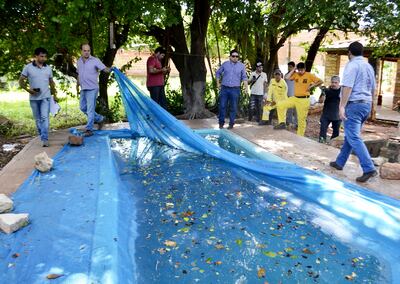 Funcionarios de Senepa eliminaron criaderos de mosquitos en patios y piletas de viviendas de San Antonio.