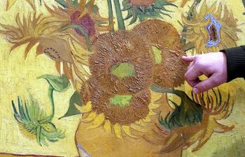 el-experto-rene-boitelle-dio-detalles-de-la-restauracion-a-la-que-ha-sido-sometida-la-famosa-obra-de-vincent-van-gogh-los-girasoles-en-una-rueda-212409000000-1797962.jpg