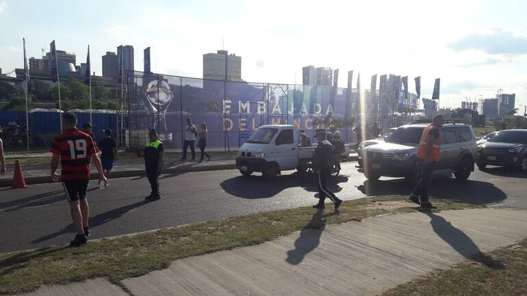 Funcionarios de la Secretaría Emergencia Nacional (SEN) aprestan la provisión de colchones y otros elementos para la comodidad de los visitantes.