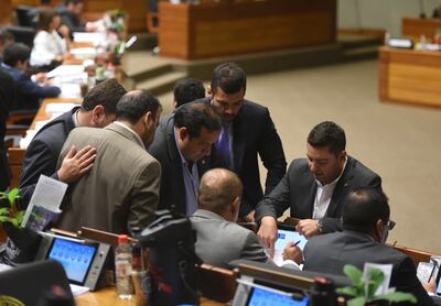 El presidente de la Cámara de Diputados, el cartista Pedro Alliana, conversa con varios de sus colegas, entre los que aparecen Basilio Núñez y Hugo Ramírez. El voto colorado será clave el martes.