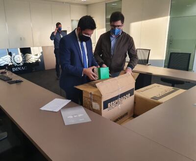 El fiscal Osmar Legal (izquierda) durante el allanamiento en donde se incautaron los tapabocas.