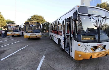 los-tres-modernos-buses-modelo-2015-del-grupo-lince-proximamente-se-sumaran-10-a-15-vehiculos-con-aire-acondicionado-el-trabajo-legal-posibilito-la-203035000000-1149621.jpg