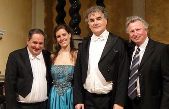 miguel-gilardi-gabriela-guzzo-dominique-fanal-y-luis-szaran-en-el-estreno-de-la-cruz-del-sur-en-paris-hoy-se-estrena-otra-nueva-obra--194944000000-1570308.jpg