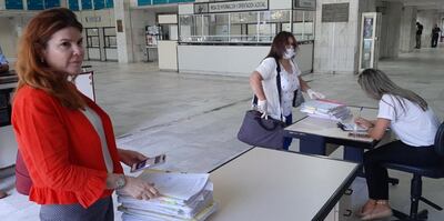 Las juezas Teresa Ruiz Díaz y Alice González retiraron ayer los expedientes de sus despachos para trabajar desde sus casas en las resoluciones y sentencias, durante la emergencia sanitaria.