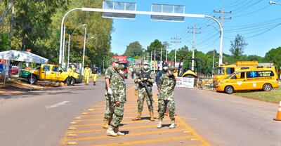 Estrictos controles en el acceso principal a la ciudad de Villarrica por parte de militares, policías y bomberos voluntarios.