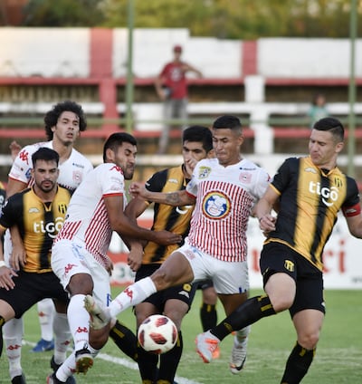 Ángel Benítez y Rodi Ferreira tratan de rechazar el balón ante la arremetida de  Jorge Morel. El juego por momento fue enredado.
