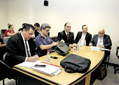 El acusado Camilo Soares (2° de la izq.) y su abogado están citados de nuevo para este miércoles a las 09:00.