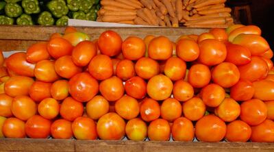 En los últimos días, se viene comercializando tomate nacional y también extranjero que sería de contrabando, según denuncian productores.