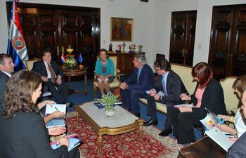 el-canciller-fernandez-e-y-la-jefa-de-la-mision-exploratoria-de-la-ue-ana-gordon-centro-en-la-cancilleria-durante-la-visita-que-realizo-en-el-p-230243000000-494184.jpg