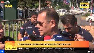 El comisario Paredes frente al hotel Bourbon de Luque.