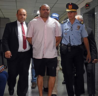 Esposado, el empresario brasileño Wilmondes Sousa Lira es conducido bajo fuerte custodia al juzgado penal de Garantías, para la audiencia de imposición de medidas. Fue el 6 de marzo pasado y desde entonces cumple prisión preventiva en el local de la Agrupación Especializada.