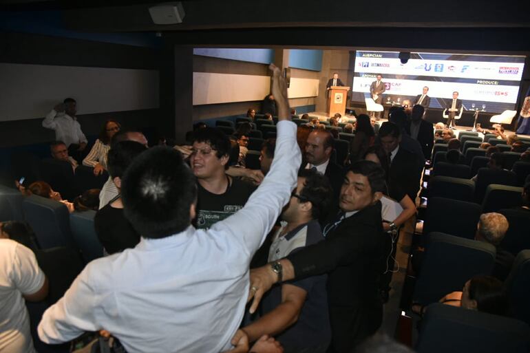 Jóvenes miembros de partidos de izquierda se manifestaron contra Luis Almagro, secretario general de la OEA.