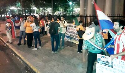 Manifestantes urgieron el juicio  político ayer frente al Congreso.