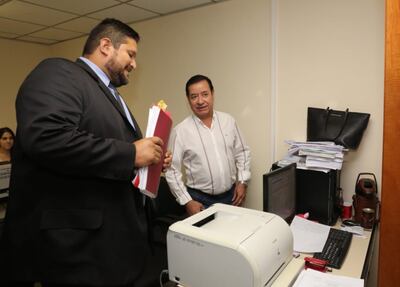 El abogado Carlos Villamayor al momento de la sui géneris audiencia de su cliente el diputado Miguel Cuevas. Ambos salieron sonrientes ya que el juez los favoreció.