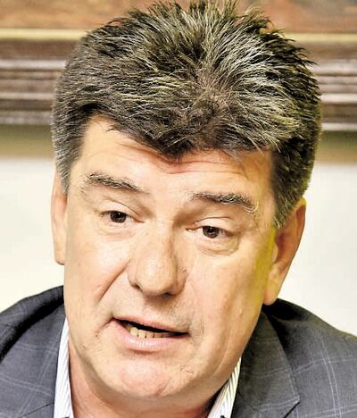 El presidente del PLRA Efraín Alegre anunció ayer a la tarde vía video Whatsapp  la suspensión de la convención liberal.