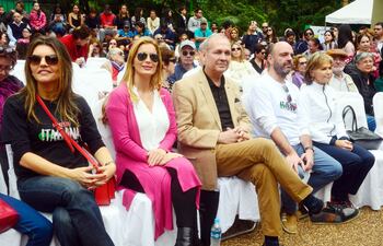 graziella-annis-male-caballero-el-intendente-de-asuncion-mario-ferreiro-embajador-de-italia-gabrielle-annis-y-margarita-morselli--200453000000-1838991.jpg